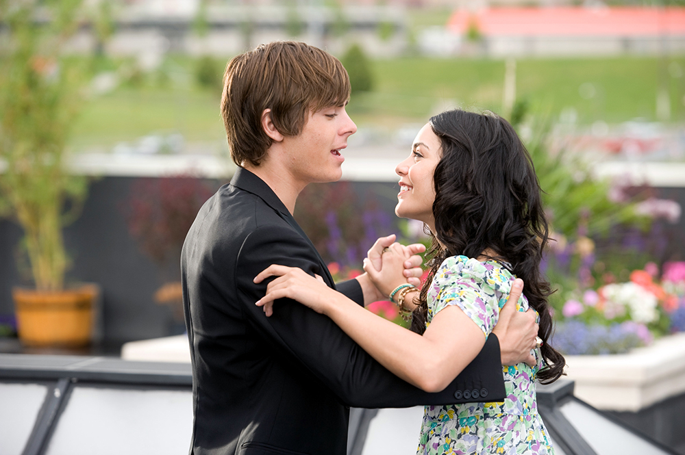 HIGH SCHOOL MUSICAL 3: SENIOR YEAR [US 2008] ZAC EFRON as Troy Bolton, VANESSA HUDGENS as Gabriella Montez   HIGH SCHOOL MUSICAL 3: SENIOR YEAR  [US 2008]  ZAC EFRON as Troy Bolton,  VANESSA HUDGENS as Gabriella Montez     Date: 2008