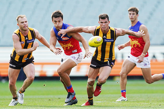 Jaeger OMeara of the Hawks competes for the ball against Hugh McCluggage of the Lions  during the Round 1 AFL match between the Hawthorn Hawks and the Brisbane Lions at the MCG in Melbourne, Sunday, March 22, 2020. (AAP Image/Michael Dodge) NO ARCHIVING, EDITORIAL USE ONLY