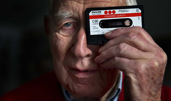epa09067675 (FILE) Dutch engineer Lou Ottens poses with a cassette tape in Eindhoven, the Netherlands, 23 January 2013. Ottens, the inventor of the cassette tape has died at the age of 94 at his home in Duizel village, the Netherlands.  EPA/JERRY LAMPEN