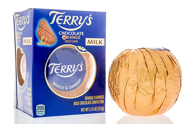 Winneconne, WI - 22 Avril 2019 : un paquet de chocolat au lait Terrys orange sur un fond isolé