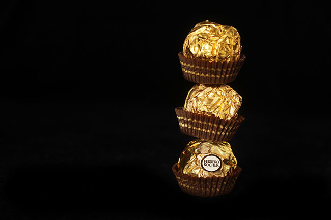 MONTRÉAL, CANADA - 5 FÉVRIER 2015 : Ferrero Rocher est un bonbon au chocolat fabriqué par l'italien Ferrero Spa.  Rocher vient du français et signifie 