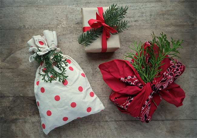 Eco Friendly way to Gift Wrap for Christmas. Xmas gift box in craft paper, reusable texile fabric wrapping and drawstring canvas pouch with present. Zero waste, sustainable living.