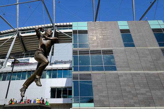 Tributes are seen by a statue of Shane Warne outside the MCG in Melbourne, Monday, March 28, 2022. More than 42,000 people have booked to attend Shane Warne's state memorial service at the Melbourne Cricket Ground. (AAP Image/Luis Ascui) NO ARCHIVING